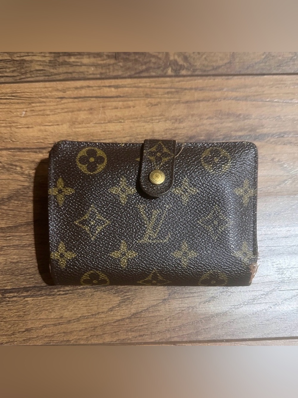 AUTHENTIC Louis Vuitton wallet. Monogram pattern.
